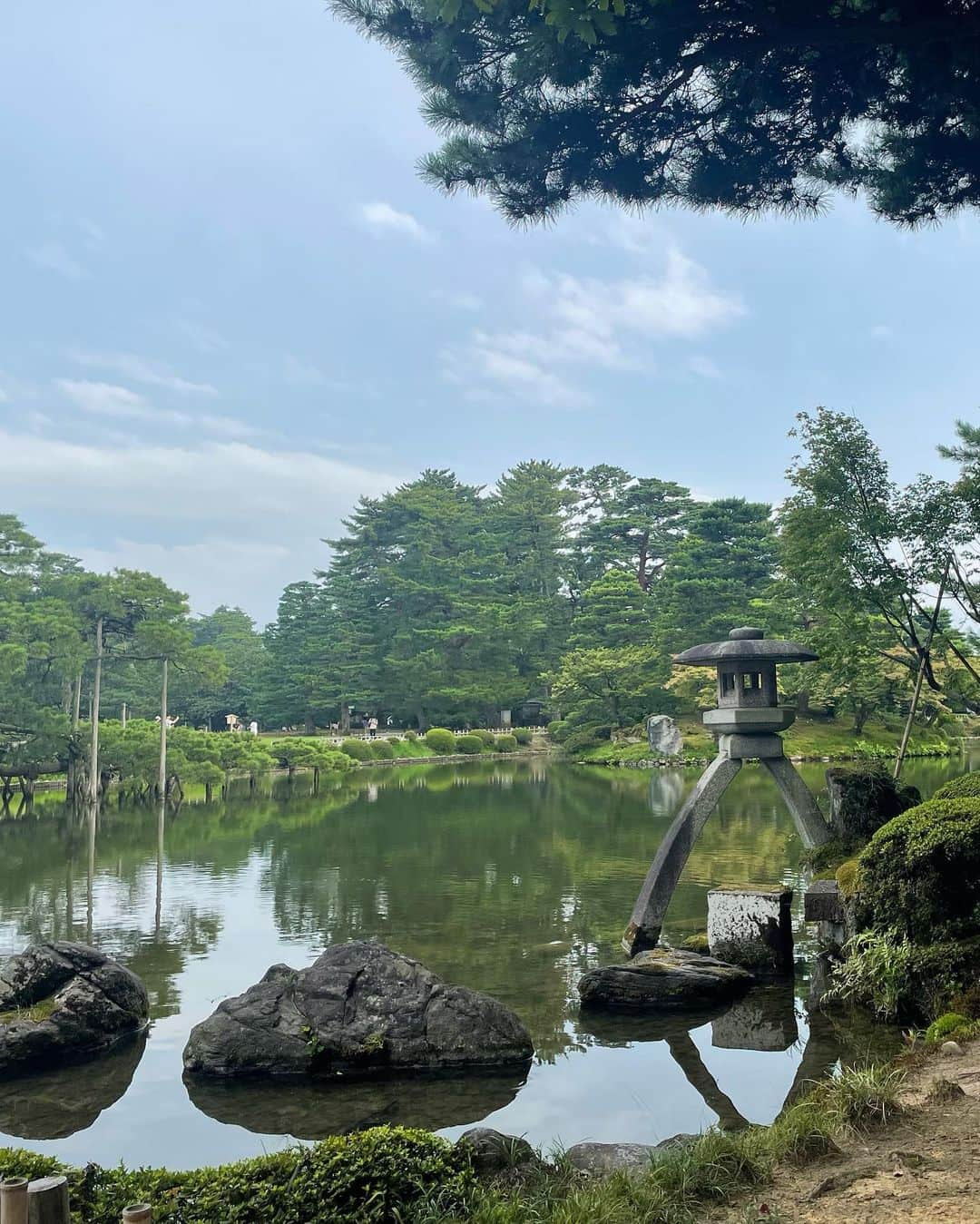 岡本沙紀さんのインスタグラム写真 - (岡本沙紀Instagram)「金沢に行ってきました！  English below; ⁡ 兼六園、素晴らしかったです👀 工夫の凝らされた多様な橋、水路、木々や坂がすごい密度で配置されていて、数歩ごとに変わる景色に魅了されっぱなしでした！ ⁡ また、ずっと行ってみたかった21世紀博物館にも行ってきました！ 噂に違わず、常識を揺さぶられる面白い体験ができました😂 ⁡ 今度は雪の季節にでも、ぜひゆっくり再訪したいです☺️ ⁡ I went to Kanazawa, Ishikawa prefecture! ⁡ In Edo period, a part of Ishikawa around Kanazawa, named “Kaga,” was one of the wealthiest domains in Japan. Its scale is so famous that every Japanese is familiar with the phrase “Kaga Hyakuman-goku” even today.  ⁡ “Hyakuman-goku” means one million koku. A domain with a million koku produced enough rice to feed one million people, where “koku” is an old Japanese unit for rice field to feed one person for one year. ⁡ I visited Kenrokuen, one of the Three Great Gardens of Japan. It was truly breathtaking! The gardens are so well-manicured and the scenery is simply stunning. I could have spent hours just wandering around and taking it all in. ⁡ I also visited the 21st Century Museum of Contemporary Art. It is one of SANAA's most notable works. SANAA is a Japanese architectural firm founded by Kazuyo Sejima and Ryue Nishizawa in 1995. The firm has won numerous awards, including the Pritzker Prize in 2010. SANAA's works are known for their innovative use of materials and their emphasis on light and space.  ⁡ #kanazawa #japantravel #japanesegirl #英語垢さんと繋がりたい #英語垢 #兼六園 #kenrokuen  #21世紀美術館 #21thcenturymuseum」8月9日 18時49分 - okamoto_sa_ki