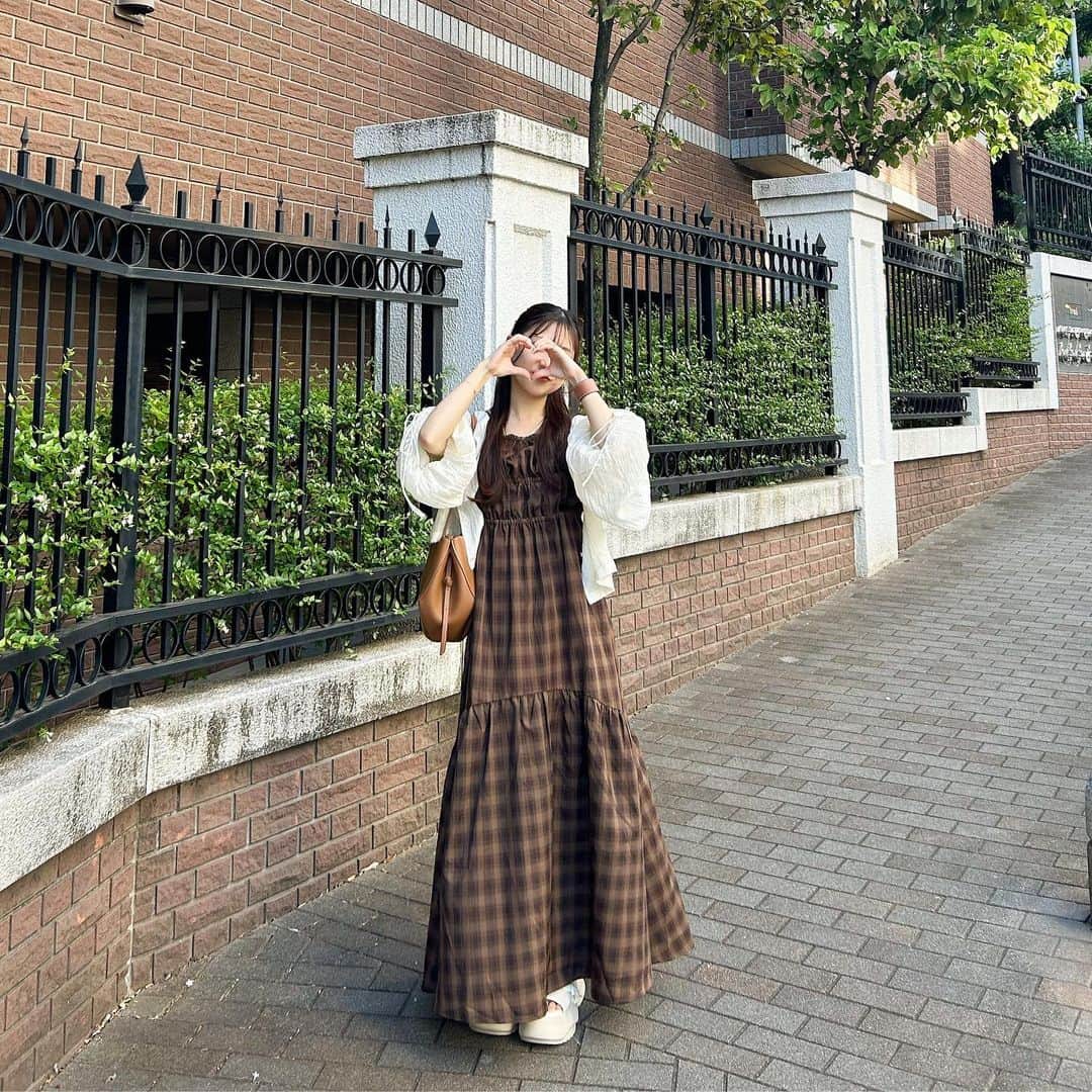 のインスタグラム：「︴ 𓂃𓈒𓏸   茶色チェックのキャミワンピ🧺🤍 秋っぽい色味でこれからの時期たくさん使えそう💭  長さギリだけどシルエットきれいすぎるし 足長効果絶大で愛用 .. ♡  . . . #夏コーデ #キャミワンピ #低身長コーデ #きれいめカジュアル #カジュアルガーリー #chico #kastane #poleneparis」