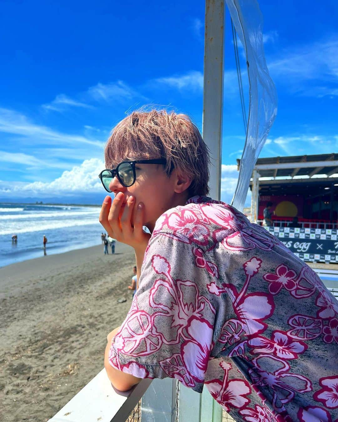 佐瀨清隆のインスタグラム：「' . . . 江ノ島イベント楽しかったぁ！ 20年振りに夏に海来たし、人生で初めて海に入った🫶 . こうやって思い出増えてくの嬉しいね たくさん作ってこうね！ (髪がピンクなのは朝までだった、、) . . . . . #江ノ島#江ノ島観光#夏コーデ #instalike#followme#followforfollowback #맞팔#데일리#소통#좋아요#선팔#셀카#셀스타그램#フォロワー募集中 #フォロー希望 #먹스타그램#팔로우 #좋아요반사#얼스타그램#오오티디#부산#카페#먹방  #followforfollowback #フォローバック#ピンクヘア#おしゃれさんと繋がりたい#海コーデ」