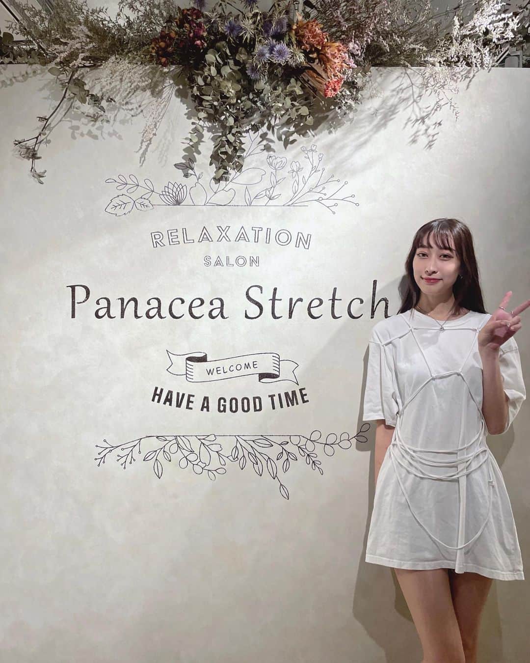 瀬名ひなののインスタグラム：「雨嫌だね〜🫨  panacea stretchさんで リラクゼーションストレッチとヘッドスパの90分コース受けてきた✨  首〜肩にかけて凝っていたから ほぐしてもらおう〜と思っていたら、 仕事終わりなどに気になっていた腰や 背中まで全部ほぐしてもらえて体が楽になった🥹  リラクゼーションだからマッサージ感覚で行ったら、 しっかり痛気持ちいいくらいの圧で押してくださって感動✨ 自分では押せないようなところ(かゆいところに手が届く？)もちゃんと押してくださって、何回もそこ〜！！ってなった😂(語彙力)  ヘッドスパは炭酸の泡を使って ほぐしてくださりスッキリ🫧  5月にオープンしたばかりで すごくお洒落で洗練された空間だった🕊  スタッフさんもみんな綺麗で優しくて これはもう満足度100%🤤  渋谷駅からも歩いて行けるしおすすめ✔️  #パナケアストレッチ #PanaceaStretch #ラグジュアリーサロン #リラクゼーションストレッチ #ドライヘッドスパ」