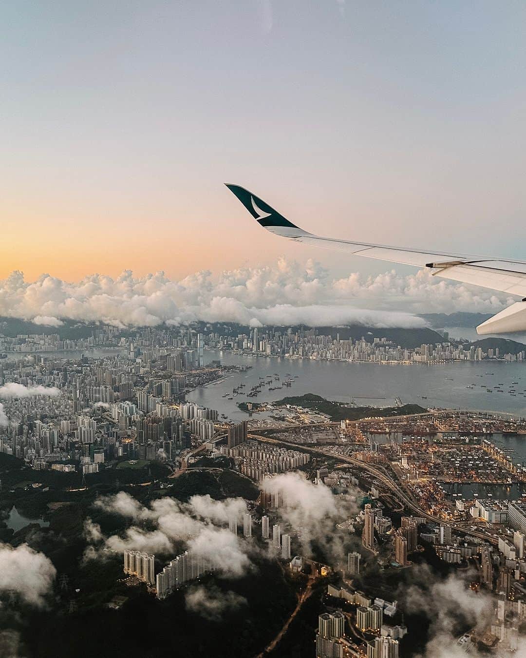 キャセイパシフィック航空のインスタグラム：「Roll up your window shade because we are approaching our destination🇭🇰. The view of Hong Kong is always impressive❤️, but especially so from above the clouds✈️!  我們即將到達目的地——香港🇭🇰。從高空俯瞰這裡的城市景觀✈️，視野格外震懾動人❤️！  📸@chelseeats  #cathaypacific #MoveBeyond」