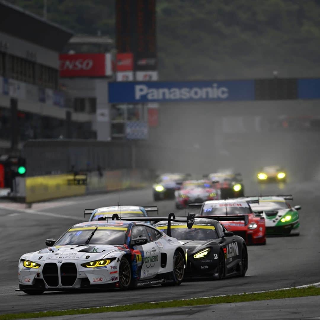 BMW Japanのインスタグラム：「最終ラップで大逆転 準優勝を獲得！  AUTOBACS SUPER GT 2023 SERIES Round 4 FUJI GT 450km RACE 2023/8/05-06  雨の予報が出ていたものの、照りつける太陽も時折顔を見せていた決勝日朝。 前日の予選後に上位チームのタイム抹消があり、GT300クラス16番手からスタートするStudie BMW M4には荒選手が乗り込んだ。  61周目、 GT300クラスの車両火災によりセーフティーカー導入。63週目の赤旗提示中に振り出した雨に対応するため全車ウェットタイヤを装着して再開を待ち、65週目にリスタート。  85週目に乾きはじめた路面に対応するべく、スリックタイヤへ交換して5番手でコースへ戻るとウェットタイヤで走行する60号車、61号車を追う展開に。 最終ラップにダンロップコーナーでその2台に追いつくと、最終コーナーでオーバーテイク。トップを走る11号車に続き2番手でチェッカーフラッグを受け、準優勝を獲得した。  決勝レポートの詳細は @bmwjapan アカウントトップのURLからチェック。  #BMW #駆けぬける歓び #BMWJapan #BMWM #SuperGT #TeamStudie #BMWMTeamStudie #BMWmotorsport #SupergGTcameraclub #StudieBMWM4 #荒聖治 #柳田真孝 #brunospengler #富士スピードウェイ #FSW」