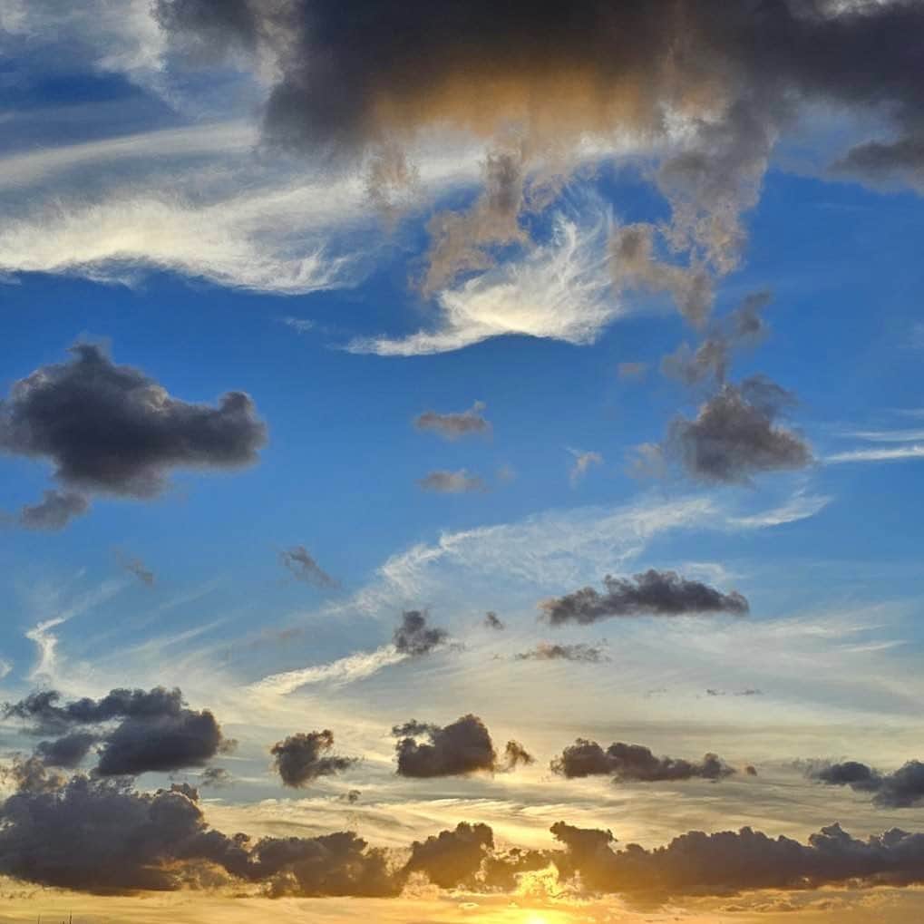土屋太鳳さんのインスタグラム写真 - (土屋太鳳Instagram)「今日は長崎原爆の日。 78回目のこの日は台風によって 平和祈念式典は屋内開催となったと 報道で知りました。 ナレーションなどのお仕事を通して 長崎のことを知り いつか訪れたいと願っている場所。 その場所で祈り続けられている気持ちを 今日も東京の空から祈りたいと思います。 この空の雲が 私はまるで白い鳩のように見えたのですが どうかこれからの未来の空が 柔らかく美しく あたたかい存在でありますように。」8月9日 18時55分 - taotsuchiya_official