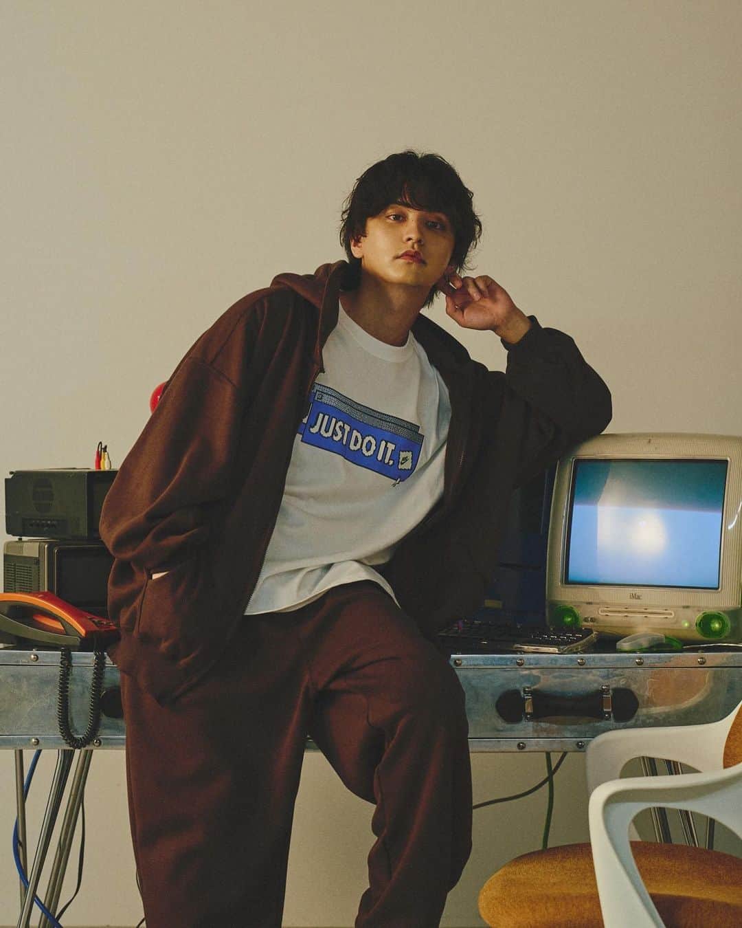 瀬戸利樹のインスタグラム：「BAIT限定発売となるNIKEの、 新作tシャツのモデルをやらせて頂きました！ レトロな8ビットPCっぽいロゴをイメージしていてラフに着こなせるtシャツです✌️ @baitme.jp #BAIT #NIKE」