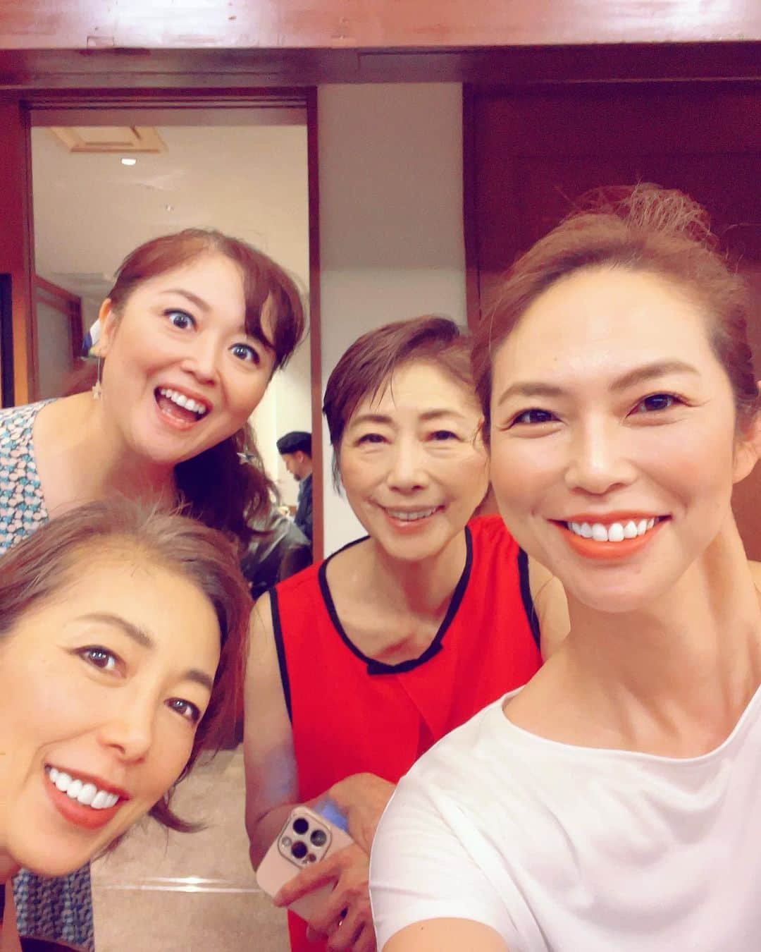 翠千賀のインスタグラム：「昨日は馬飼野俊一先生のそばの会へ。 すごい方たちにドキドキしながら、公私共にお世話になっている大女優、風祭ゆきさん、美しい川井佐知子さん、太陽みたいな森田香子さんとパチリ。 楽しかった❤️  #風祭ゆき さん #森田香子 さん #川井佐知子 さん #そばの会 #楽しかった」