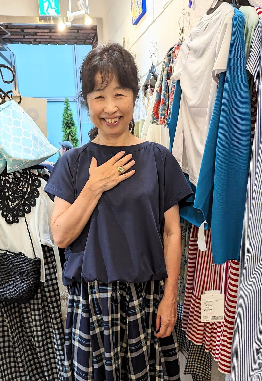 平井富子のインスタグラム：「まりちゃん、バレリーナ！初耳！  踊る保育士、まりちゃんが、久しぶりにご来店。  ９月３日、三郷市文化会館で開催される「洋舞踊フェスティバル」に出演するらしい。素晴らしい〜  昨日、入荷したスワロフスキーのリング、オシャレなプリントのスカートを気に入って頂きました。リングはそのまま着用。可愛い〜  また、遊びに来て下さい〜お話、楽しかったね！」