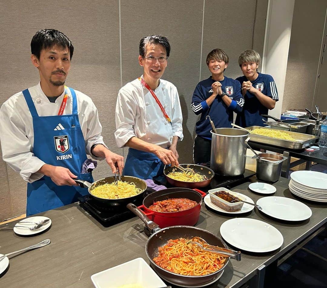 熊谷紗希のインスタグラム：「西シェフ、たけしシェフ👨🏻‍🍳👨🏻‍🍳 いつも美味しいご飯を作っていただき本当にありがとうございます🍚❤️🙏🏻 ご飯が美味しすぎて、練習から帰ってくるのがいつも楽しみです😋 毎日みんなから歓声が上がります😆 お二人のおかげで、毎日しっかり栄養補給をして、回復できています💪🏻💪🏻💪🏻 このパワーをピッチでしっかり出して、少しでも長くシェフのご飯が食べられるようにまた頑張ります🔥👊🏻 #感謝」