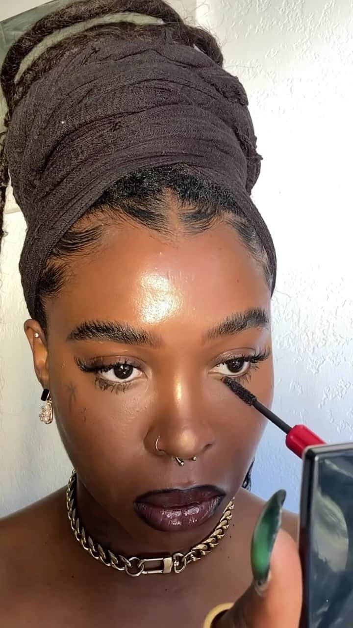 Huda Kattanのインスタグラム：「The stunning @africanjawn is making us consider embracing the “no makeup” look again... We can’t resist!  She uses our trusty #EasyBakeSettingPowder to perfect that flawless vibe! 💖✨」