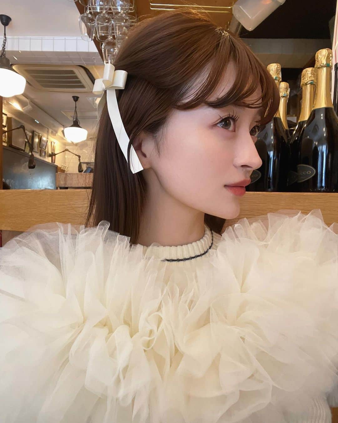 のインスタグラム：「明日から発売になる新作トップスのお披露目です🏊🌺💞ふんだんにあしらったオーガンジーフリルをラインの効いたブリティッシュなニットに乗せて、とても品の良い可愛らしいトップスの完成です💐 肌寒い季節でも、今の季節でも！程よいクリーム色のお洋服に誘われて、美味しいレモンクリームパスタを注文〜🍋😋 #GISELLETULLEKNIT」