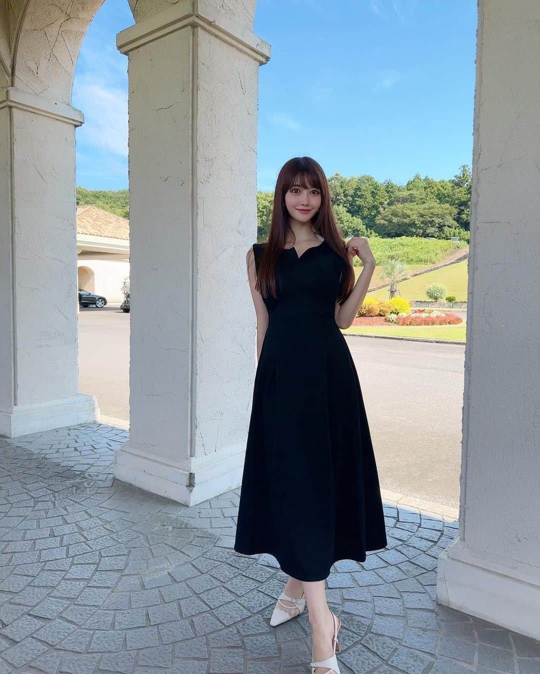 MAYUさんのインスタグラム写真 - (MAYUInstagram)「. この前行ったセゴビアゴルフクラブのクラブハウスの外観とか、駐車場までの道が可愛かったの〜🏰🤍 . 無駄に自撮りしちゃってた😚🤳 . . 暑いのもういいから早く秋が来てほしいな〜〜🍁🍂🌰🍠🍇🌾🌝 . . #ゴルフ女子#ゴルフ#ゴルフ場#セゴビアゴルフクラブインチヨダ#golf#golflife#golfaddict#golfclub#golfcourse#japan」8月9日 19時05分 - mayu.kina_golf