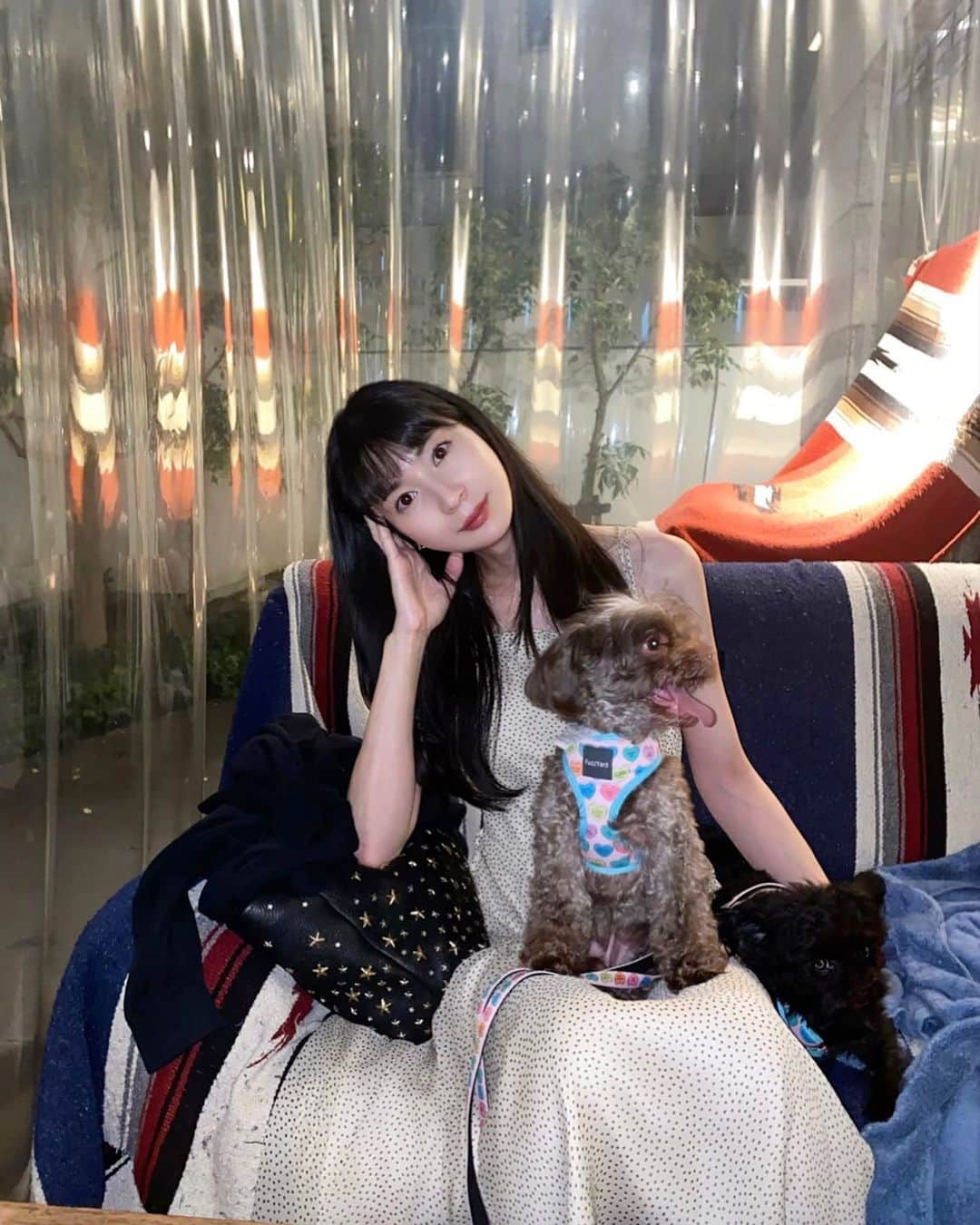 のインスタグラム：「普段パンツスタイルが多いけど 珍しく肩の出るワンピースを着てみました🎃」