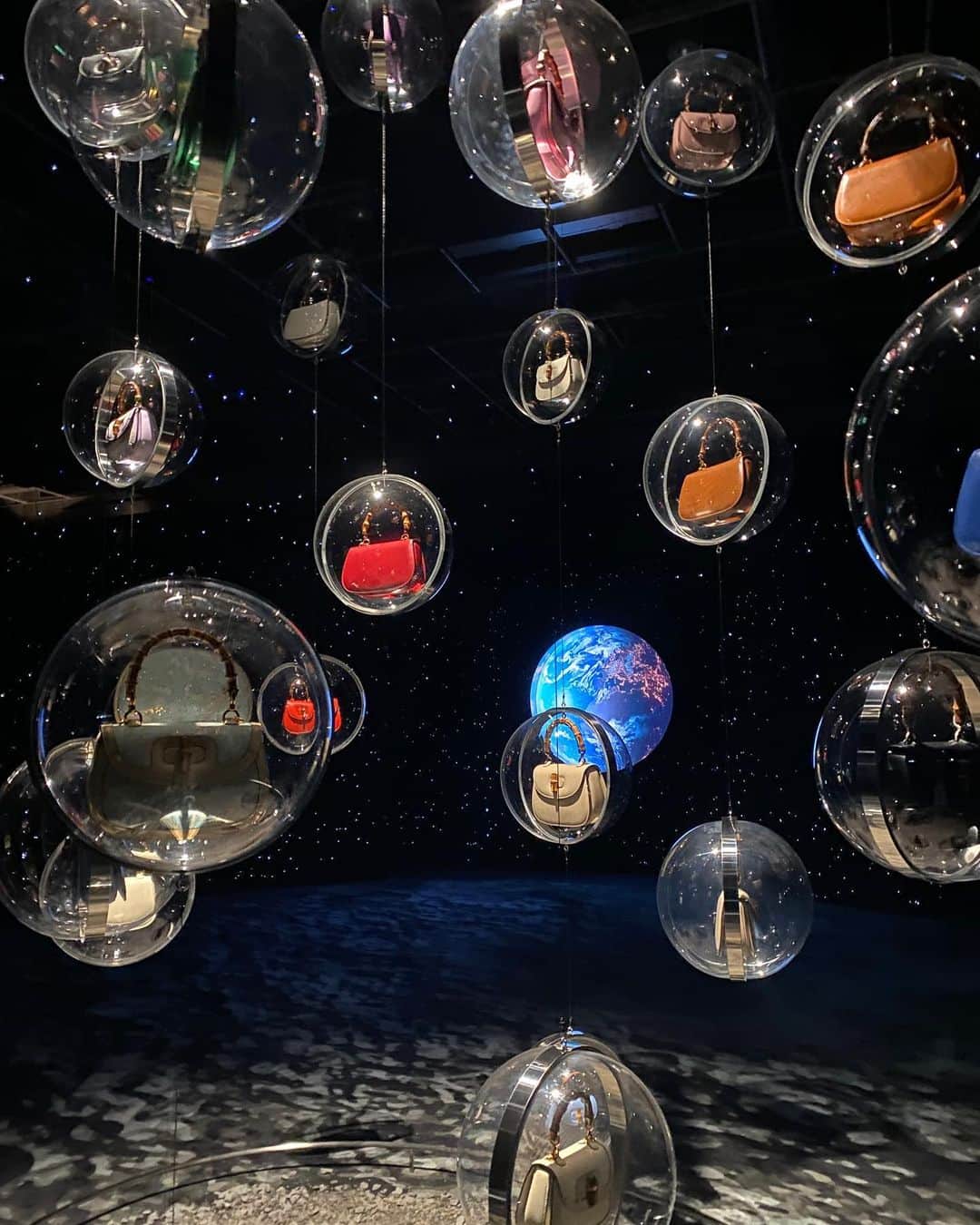 小藪奈央さんのインスタグラム写真 - (小藪奈央Instagram)「. Went to a preview of @gucci bamboo summer 🌙  Floating bags in a spacey setting  幻想的な世界でした。」8月9日 19時11分 - nao_now