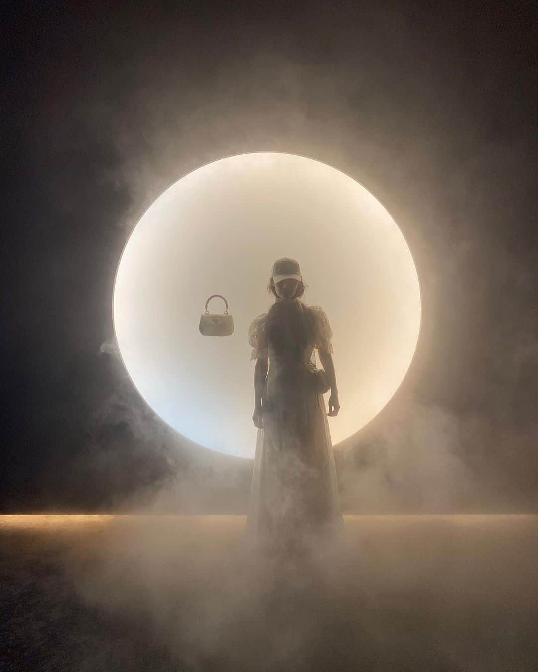 小藪奈央のインスタグラム：「. Went to a preview of @gucci bamboo summer 🌙  Floating bags in a spacey setting  幻想的な世界でした。」