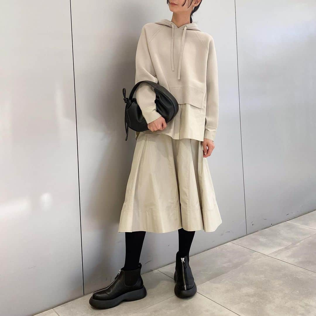 HANKYU.MODEさんのインスタグラム写真 - (HANKYU.MODEInstagram)「. 3.1 Phillip Lim Pre‐Fall Collection NEW ARRIVAL At 3F MODE  「3.1 Phillip Lim」の プレフォールコレクションが全て入荷。 ニットとポップリン素材の立体的なシルエットのパーカーやニットドレス、襟を外し2wayでスタイリングを楽しめるトレンチコートなど、この秋注目のアイテムがラインアップ。  Page1‐3 パーカー　88,000円 スカート　74,800円 バッグ　69,300円  Page4　ドレス　96,800円  Page5‐6 ジャケット　143,000円 スカート　77,000円  Page7　パンツ　74,800円 Page8-9　コート(2way)　198,000円  Page10 ブーツ　96,800円 シューズ　79,200円  #31PhillipLim #31フィリップリム #hankyumode #阪急うめだ本店 #うめはん #ファッション #新作 #23prefall  #ニットドレス #スカート #パーカー#ブーツ #トレンチコート #ジャケット」8月10日 17時00分 - hankyumode