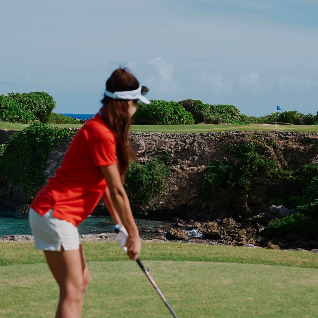 グアム政府観光局さんのインスタグラム写真 - (グアム政府観光局Instagram)「グアムには、グアムの自然を生かしたゴルフ場や、プロゴルファーが設計に携わったゴルフ場など、様々な特色のあるゴルフ場があります。  こちらのマンギラオゴルフクラブには、ゴルフ好きなら誰もが憧れる、海越えのコースがあり、旅行客にも人気のゴルフ場です。  太平洋の荒波と照り付ける日差し、そして海風に惑わされずに冷静にショットが打てるかがキーポイント！  ゴルフが好きな方はぜひ一度、挑戦してみてください。  #hereweguam #Guam #グアム #insta #weekend #instagood #instaphoto #旅行 #海外旅行 #instagram #ゴルフ #ゴルフ場 #オンワードマンギラオ⛳️」8月9日 19時14分 - visitguam_jp