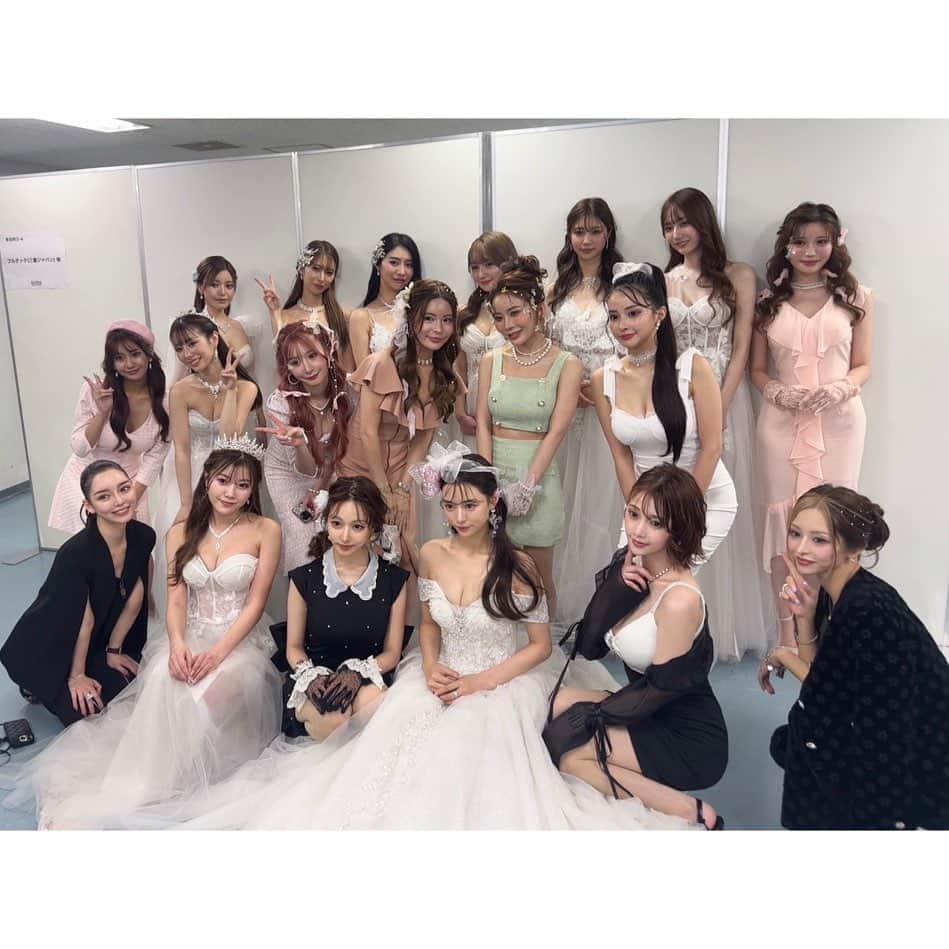 桜井みづき（キャバ嬢）のインスタグラム：「関コレの思い出 エースグループの皆さまと記念写真を撮りました！ありがとうございます☺️💖  今回のステージを経て感じたことを綴っていたらものすごく長くなってしまったので、メモに残しました。 関係者の方々、貴重な機会をくださり本当にありがとうございました！」