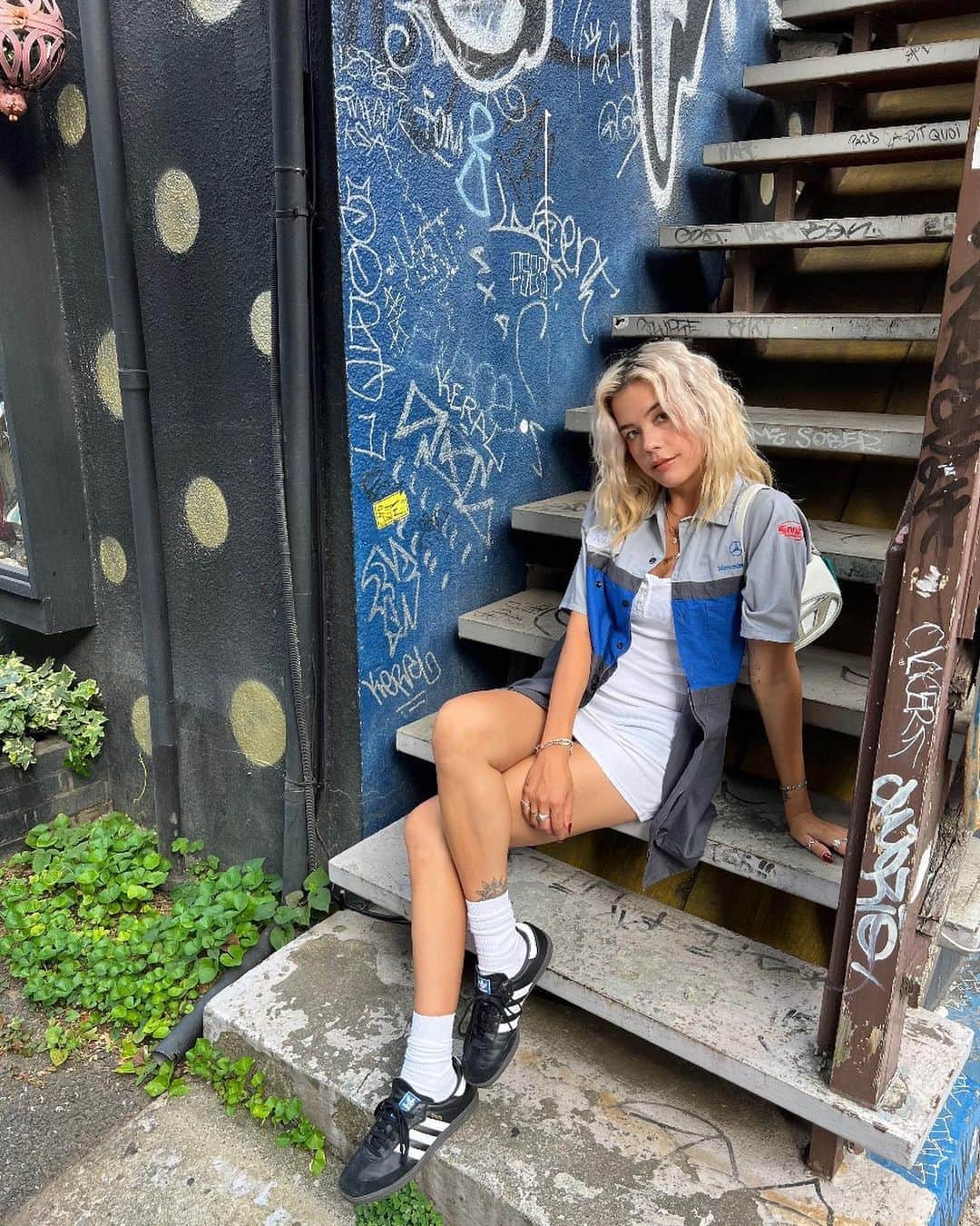 Satomi Biancaのインスタグラム：「🛻🏁🩵 　　 　　 古着のシャツと 好きなカフェラテ☕️🌹 　　 　 　　 #古着 #vintagestyle #vintagefashion」