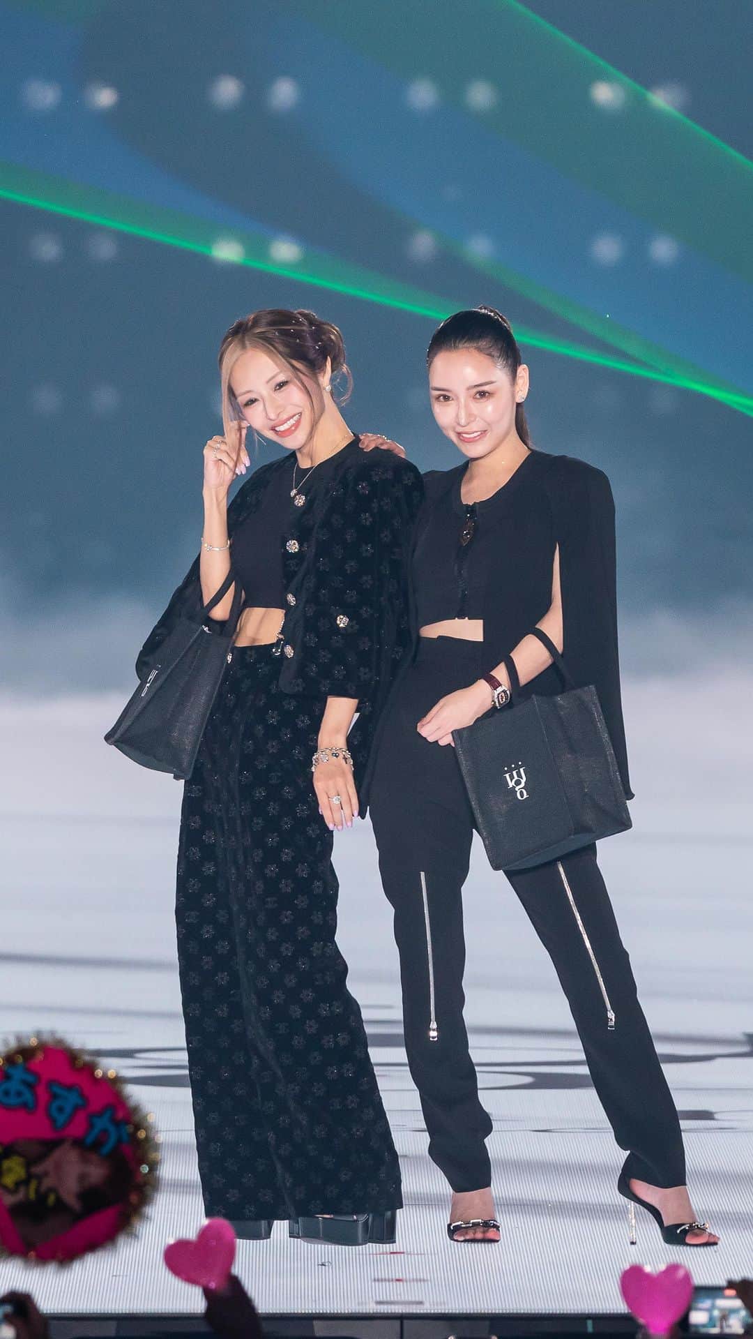 進撃のノアのインスタグラム：「今回の関西コレクションは 構成から2人で決めました！ エースファクトリーの女の子達を イメージして選曲し、演出も… ラストのりょうと歩くときは 私達が出会った日から今日まで歩んできた 道のりをイメージしました。 お互い出会った時から考えると この11年間、色んな事がありました。 全盛期プレイヤーから引退し、そして 次世代のスーパースター達へのバトンタッチ  そして、ステージ見たよって りょうのあを昔から知ってくれてる ファンの皆様からのメッセージで 私も涙が溢れました。  別々の道を歩んだ私達ですが 今までもこれからもずっと親友です。  最後に、綾田社長！ 今日は社長と呼ばせて下さい。 私達をここまで見守り、育ててくれて 本当にありがとうございました🥺  これからもエースファクトリーを 背負って 生きていきます‼︎」