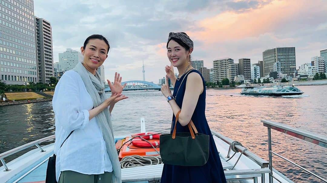 麻央侑希さんのインスタグラム写真 - (麻央侑希Instagram)「屋形船！ まさこさんと！！  大きい2人が 大きいスカイツリーをすっぽりと囲み込む図。  隅田川から東京湾をぐるーーっと回ってとっても風情がありました！ 夏らしいことあとなにができるかなーーー？  #屋形船　#十輝いりす　さん #大きい2人　#スカイツリー」8月9日 19時18分 - maoyuuki