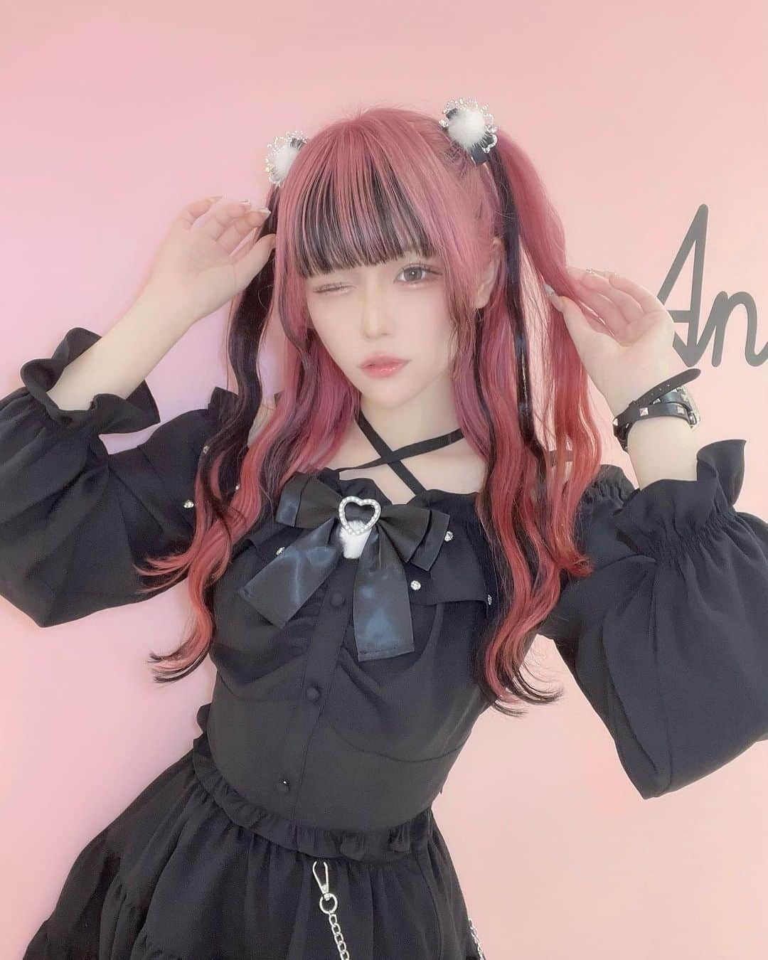 さきちゃんのインスタグラム：「マインドはお姫様なので👑❤︎ ㅤㅤㅤㅤㅤㅤㅤㅤㅤㅤㅤㅤㅤ 二ヶ月ぶりにshuuさんのところ行きましたまじで神だなと改めて思いました、、🥲💕 #ピンクヘア #ピンク髪 #ピンクカラー #派手髪 #派手髪女子 #ハイトーンカラー #黒インナー #インナーカラー #渋谷美容室 #渋谷 #地雷女 #地雷メイク #地雷系 #病みかわいい #やみかわいい #自撮り界隈 #自撮り女子 #いいね返し #ankrouge #アンクルージュ」