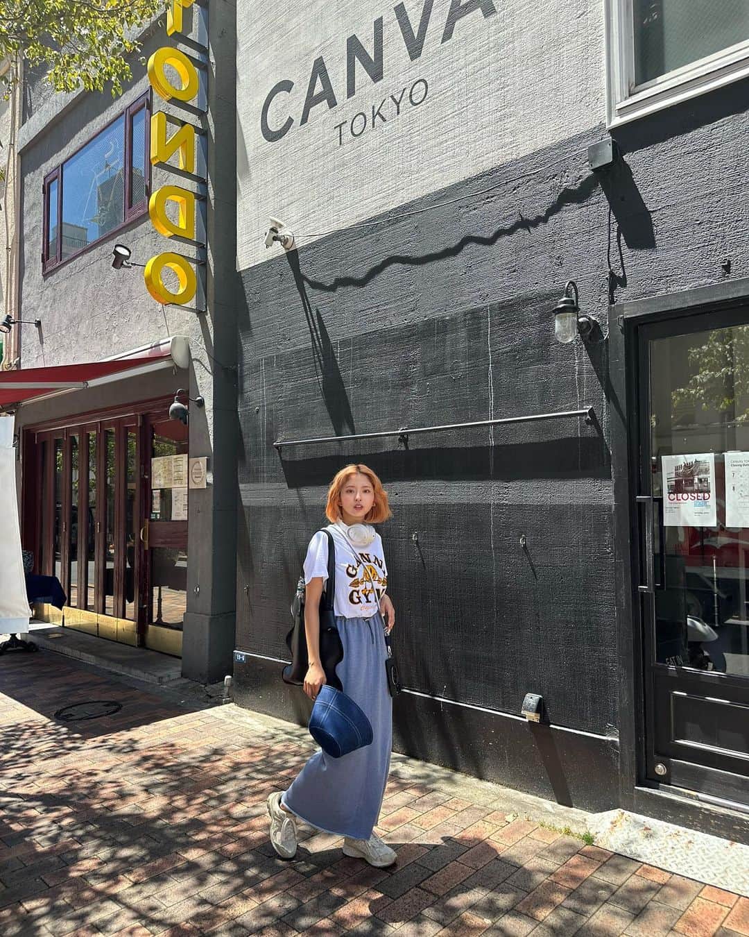 鈴本美愉のインスタグラム：「出勤コーデ🌻 今年の夏はカジュアルコーデしかしてない気がする.. 暑すぎてTシャツかタンクトップ選びがち🥵🥵  今年暑くないですか?  インスタライブでも来てた @ganni のTシャツ お気に入り♡」