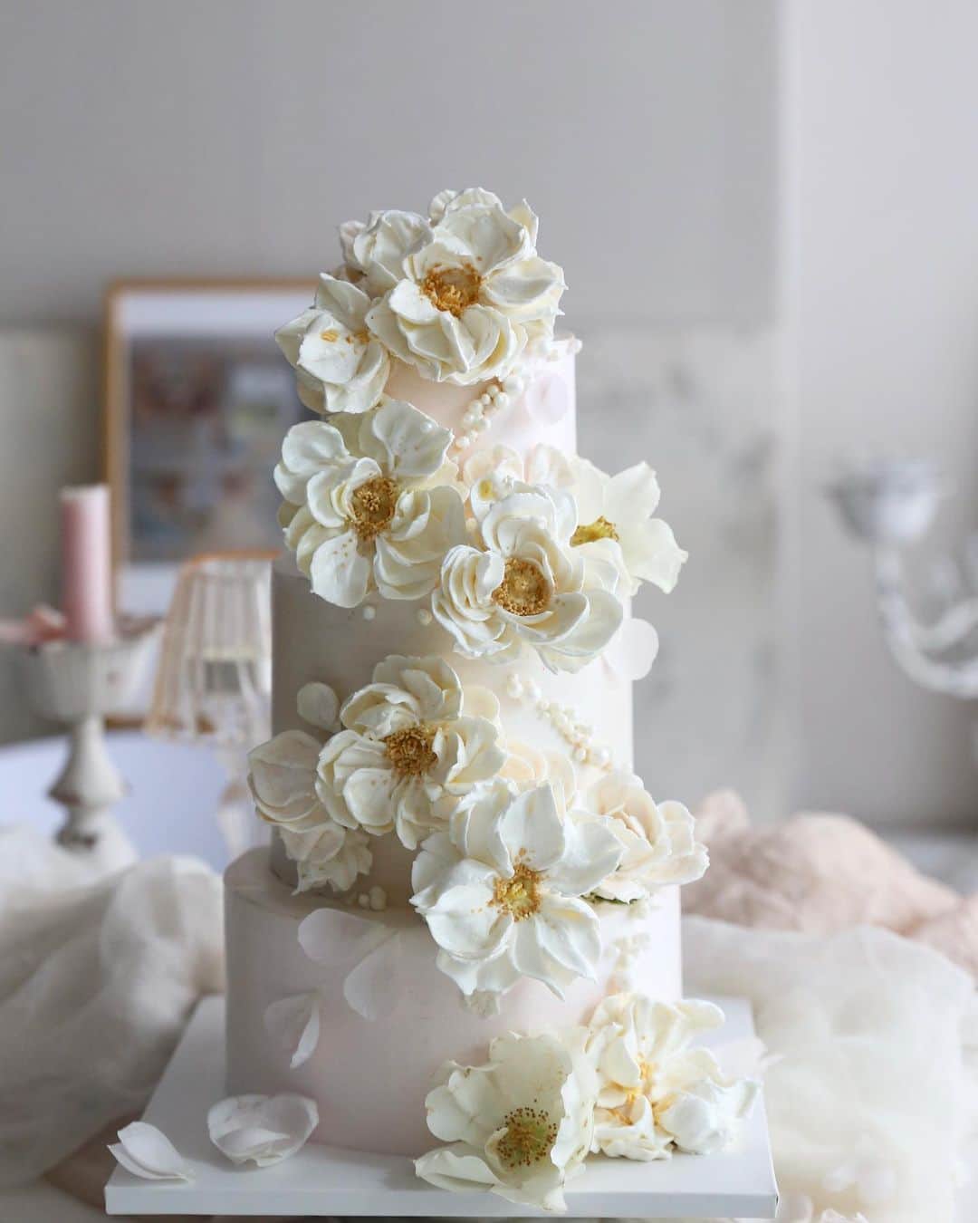 청담 수케이크 (atelier soo)のインスタグラム：「ㅡ  Weddingdress  Rose   #buttercream #weddingsoo💕」