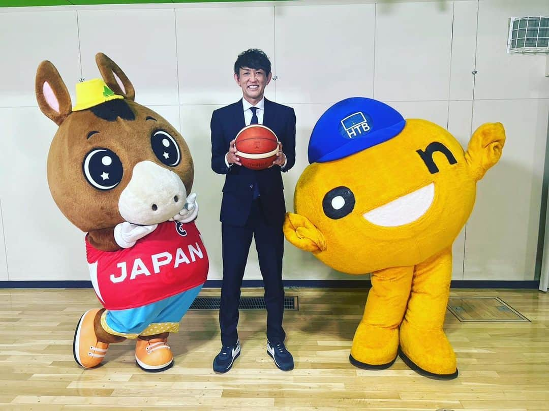 折茂武彦のインスタグラム：「『FIBAバスケットボールワールドカップ2023』🏀 STV・HTBコラボ👍 . . #バスケＷ杯 #STV #どさんこくん #HTB #onちゃん #レバンガ北海道 #折茂武彦」