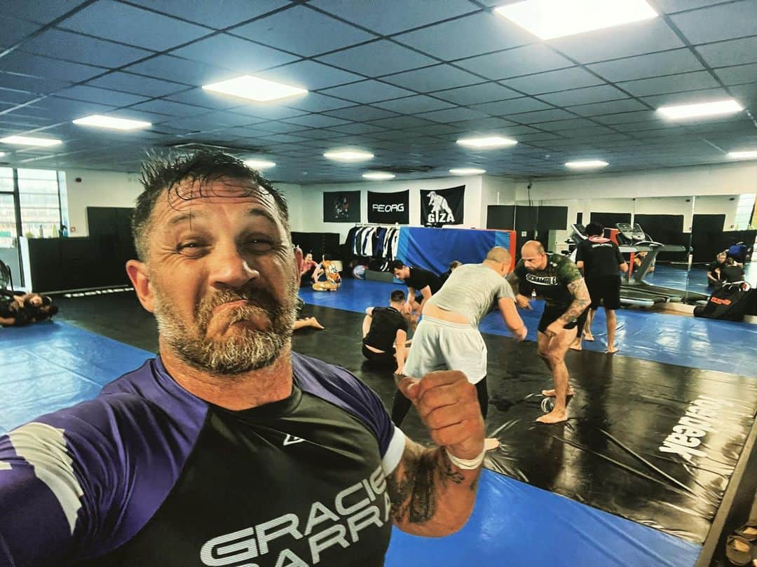 トム・ハーディのインスタグラム：「@elevaterichmond @rogergracierichmond @tomdeblassbjj @braulioestima @gripperjiujitsu @tatamifightwear @scramblebrandofficial @reorgcharity」