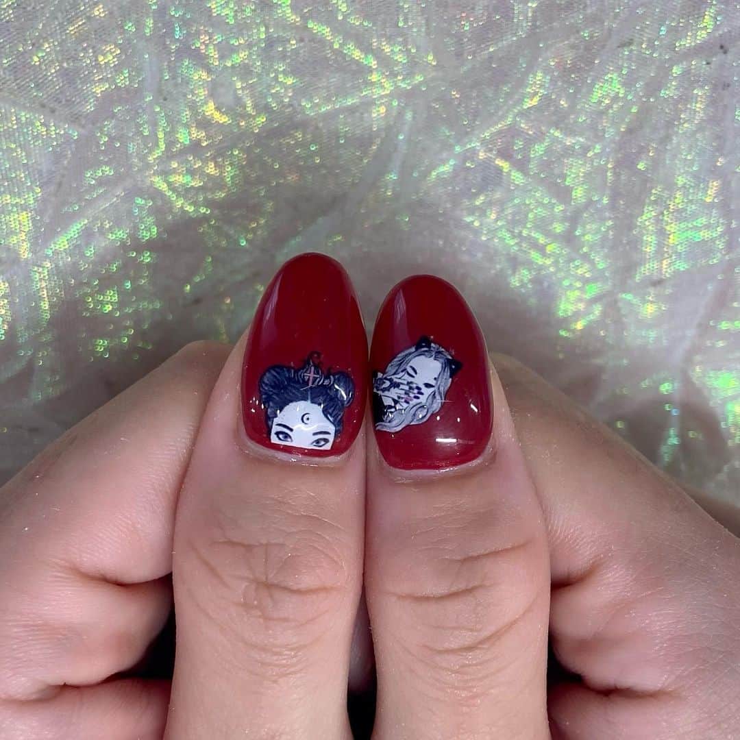 のインスタグラム：「ネイルの中でもかなりお気に入り〜🥀♥️ . パーツ付いてないから生活でネイル気にしちゃうこともないし、シール自由自在に組み合わせられるしでとても良きでした☺️ . . #ネイルデザイン #赤ネイル #nails #rednails」