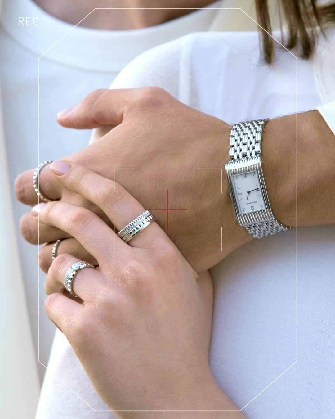 ブシュロンのインスタグラム：「Love is an invisible force. Each Boucheron creation is a precious witness to it. ⁣ ⁣ #BecauseofLove」