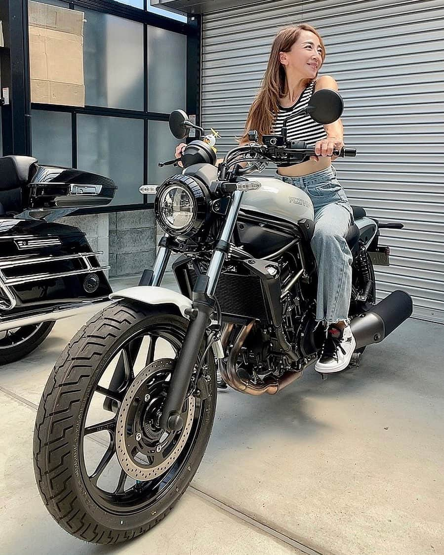 Akiさんのインスタグラム写真 - (AkiInstagram)「大型バイク🏍免許取得のリール投稿ではたくさんの反響と祝福のメッセージをいただき、本当にありがとうございました✨  あんなにヨタヨタで転けてばかりの動画なのに感動した、カッコいいといったお声をいただき驚きとともに感謝の気持ちでいっぱいです🍀  ストーリーズでもチラッとお見せしましたが、まずは記念すべき第1号として迎え入れたバイクはKAWASAKIの新型エリミネーターです😊  最初に触れるモーターサイクルとして乗りやすさを重視しているので、軽くて足つきが良いのが気に入ってます🤍  いつかハーレーに乗るのが目標ですが、まずは400ccの中型を経て、大型バイクにシフトしたいと考えています✨✨  これからも温かく見守り応援していただければ嬉しいです🌈  #アラフィフライフ#アラフォーライフ #バイク#バイク女子#女性ライダー #ロードバイク#バイク好きな人と繋がりたい#バイクのある風景#バイクのある生活#バイクが好きだ#バイク男子#カワサキ#エリミネーター#カワサキバイク #bike#biker#bikelife#motorcycle #motorbike #kawasakieliminator」8月9日 19時34分 - aki_0624