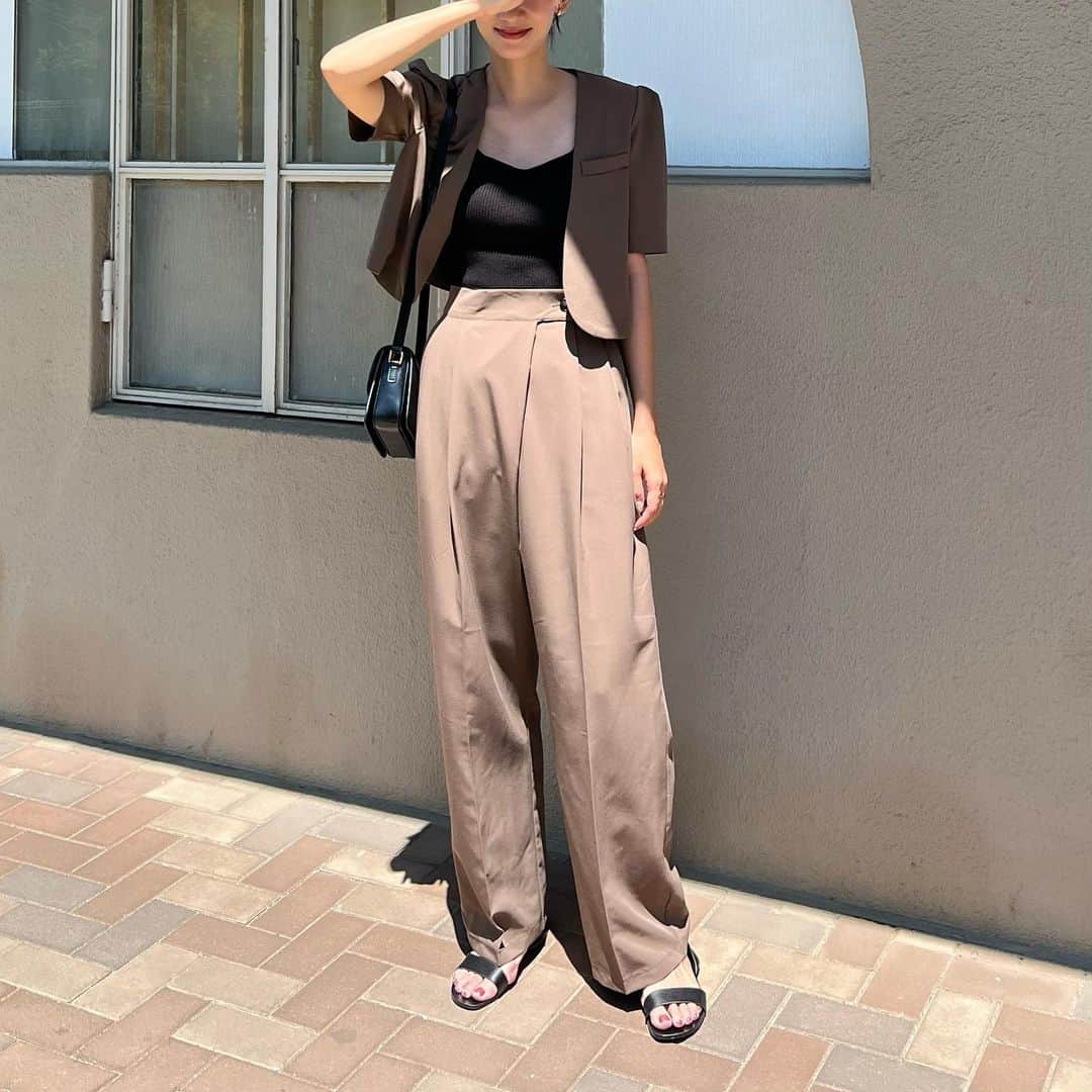Nagiのインスタグラム：「先日　@reedit_official のPOP UPに行った時の購入品  セットアップ🤎  見た瞬間これいいなぁ思って試着したら即決定✨  買ってよかった🥰  setup. #reedit  inner. #gu bag. #celine   . #code#fashion#コーデ#ファッション#セットアップ#リエディ#リエディスタ」