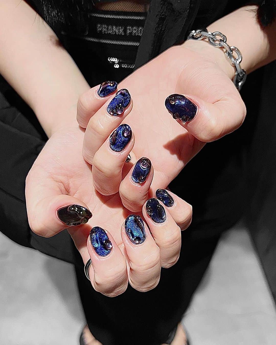 lve_xxxxのインスタグラム：「. . NEW 💅 NAIL  なにわちゃん始まるもんで 青くしてもろた💙  ﾏｸﾞﾈｯﾄ🧲にﾌﾟｯｸﾘｸﾘｱで 夏ぽさも忘れずに〜🧊(だまっとけ)  @_me__emk Thank you ♡ また日曜ね❤️💙  .」