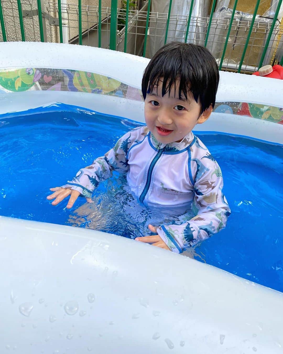 小泉留菜のインスタグラム：「🐬🩵 . . 実家でお家プール！ なんだかんだ今年初だったね😎☀️ 幼稚園のプール楽しいからかプールって言葉に敏感すきる😂✨ . . 恐竜水着お気に入り🦖💚 後ろ姿の尻尾が好き😘 来年も着れそうね✌🏻 . . #3歳 #3歳男の子 #3歳児 #ママ #男の子ママ #ママスタグラム #25歳ママ #口唇口蓋裂 #関東ママ #埼玉ママ #第二子 #第二子出産 #赤ちゃん #ベビー #baby #女の子ママ #2児ママ #0歳 #0歳児 #0歳児ママ #兄妹  #生後2ヶ月 #2ヶ月ベビー #2ヶ月」