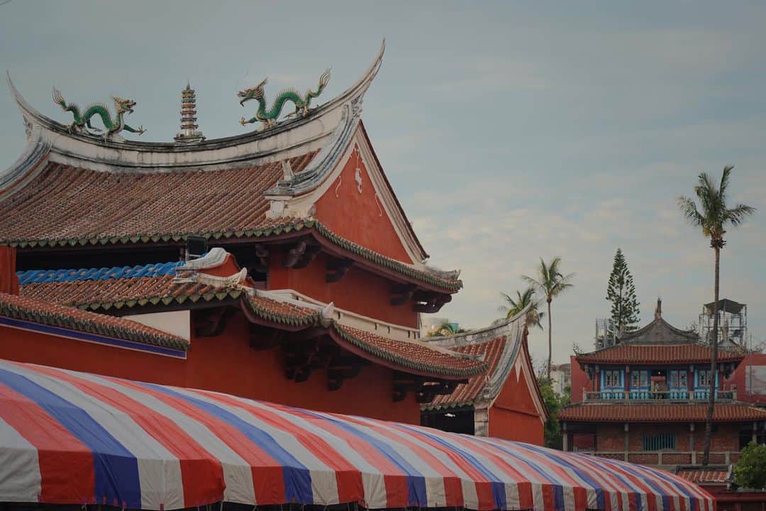 言身寸 in Tainan, Taiwanのインスタグラム：「#客家人的觀點就是客觀  那個，小小走讀臺南的活動又來了  主要是沿路經過一些自己對於臺南的觀察；可能是一些傳統建築細節、新舊融合的市容、台南都市傳說、用什麼視角來拍照紀錄  台南 天下南隅 @provintia_hotel  《天下PASS．老城冒險》  8/12、8/13、9/9、9/10、10/14、10/15  活動還包含  豪華雙人房住宿一晚  R樓圓頂西餐廳每日早餐  南隅探索包（含：天下PASS散步地圖2份、拍立得免費租借1台、拍立得底片2組、S. Pellegrino氣泡水2瓶）  一樓酒吧 #NANBar1 之HAPPY HOUR時段自然酒款買一送一  一樓酒吧 #NANBar1 之Welcome Drink兌換券與免費點心一份  #住在古天龍國的客家人就是客龍人」