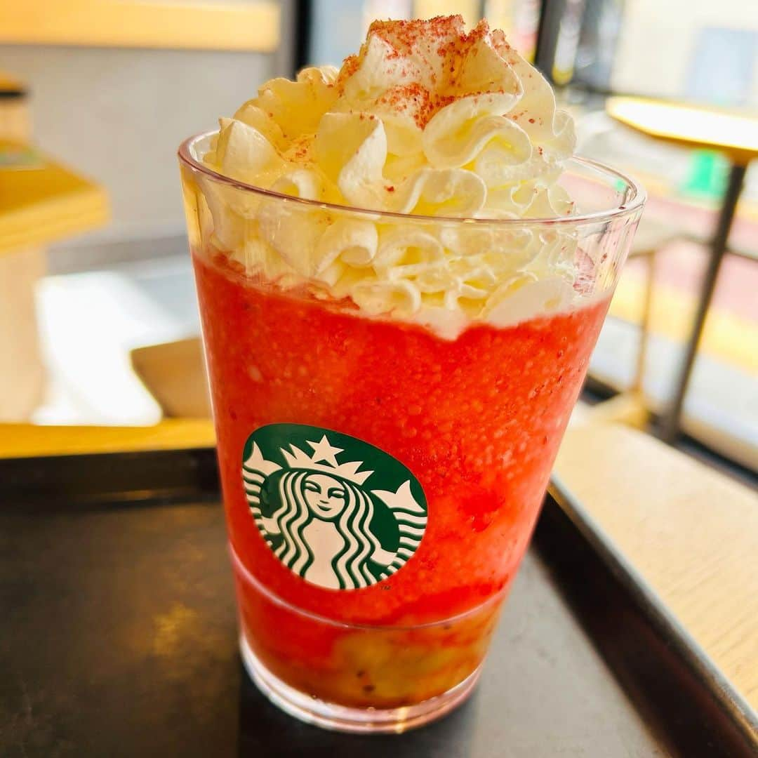 KABA.ちゃんのインスタグラム：「朝から飲んじゃった☀️スタバのスイカフラペチーノ🍉  私にはちょい甘かったけど〜美味しかった😋  でも、、、初めて🇹🇭バンコクに行った時、初めて飲んだスイカジュース🥤は衝撃的な美味さだった🥰あの味は忘れられな〜い❣️  どっちか飲んだことあります❓  #スタバ #スイカフラペチーノ #私にはちょい甘だった  #でも美味しかった #でも #初めて行ったバンコクで初めて飲んだスイカジュースは衝撃的な美味さだった #宜しくどーぞ #🤣」