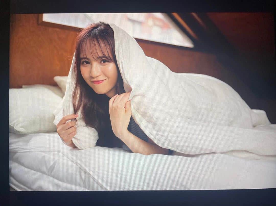 のインスタグラム：「.  プラチナフラッシュvol.23 発売中です📸 素敵に撮っていただきました🪑  #乃木坂46 #kaedegram」