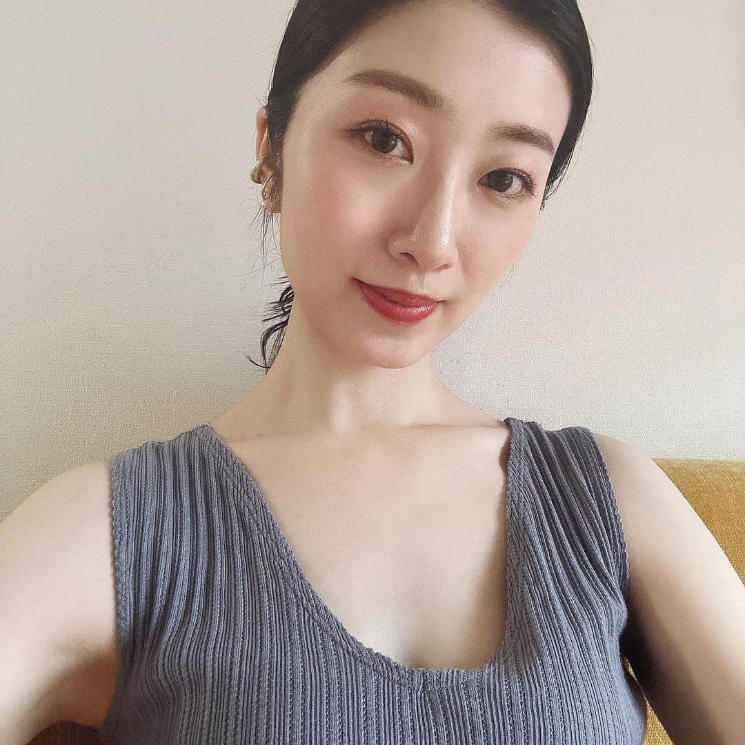 福井千佳のインスタグラム：「. . . 💄 @o.___.o38  . . . 柔らかくも強い。 落とすのが勿体なかった〜💫 . . さ、さ、さ、さ、 今日もお疲れ様でした😌♡ . . #アパレル撮影」