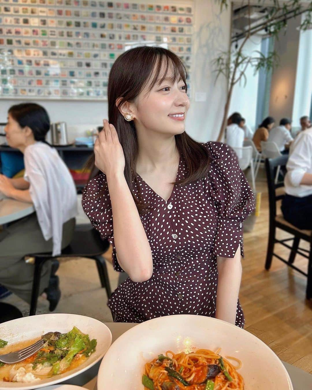 吉田悠希のインスタグラム：「♡ お気に入りのイヤリングをつけてランチ🍴🥗  妊娠6ヶ月に入り、 急に食欲が増してきました🫢 ワンピースもFREEサイズのものを買うと もう、食後はお腹が苦しいです。。  #snidel #マタニティコーデ #妊娠6ヶ月  #妊婦コーデ #品川ランチ」