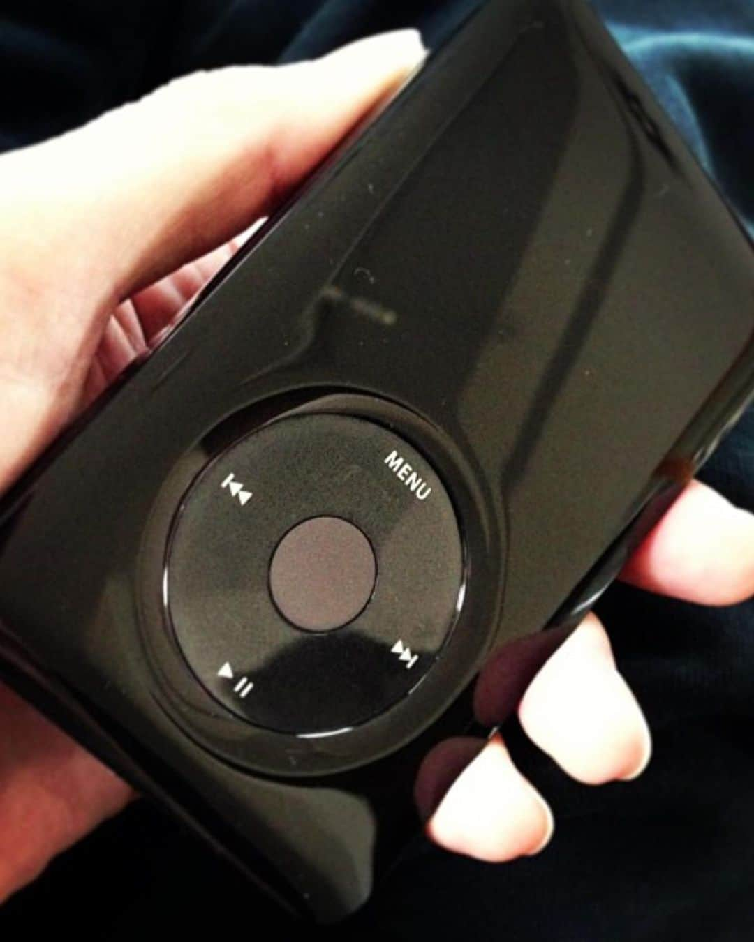 秋本真吾さんのインスタグラム写真 - (秋本真吾Instagram)「初めて買ったappleはipodでした。曲選びの時のカリカリ音がたまらなく好きでした。iphoneにipad、Apple WatchにMac。僕の生活にはなくてはならないパートナー。  2019年にApple丸の内のオープニングイベントに呼ばれるなんて予想できなかったです。これからも大変お世話になると思います。宜しくお願いします。  そしてapple日本40周年おめでとうございます！  #apple40周年」8月9日 19時39分 - 405arigato405