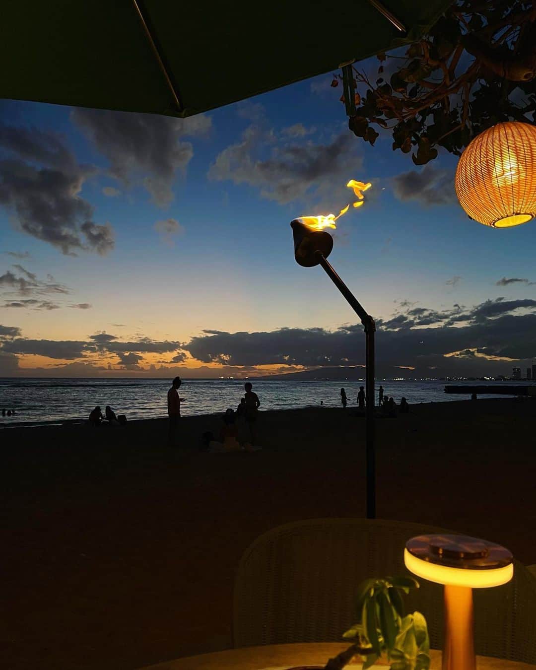 MIKAさんのインスタグラム写真 - (MIKAInstagram)「Forever a sunset chaser✨🍹🧡  ⠀ ハワイの夕日とても久しぶりでうっとりするね 目の前のカイマナビーチであざらしちゃんをどうしても見たかった日🦭笑 ⠀ #アザラシ 大好き」8月9日 19時40分 - cjd_mika