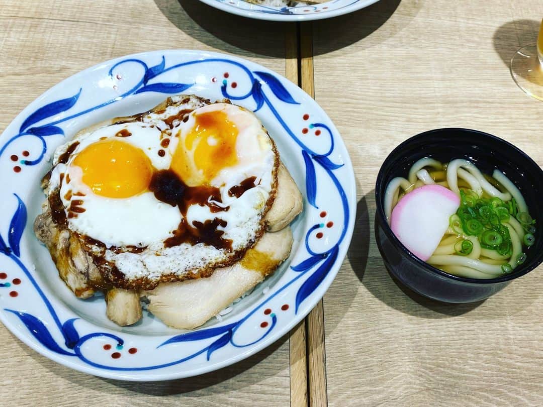 前原誠司のインスタグラム：「今日の夕食は、愛媛県松山空港内で、ご当地グルメ「今治焼豚玉子飯」をいただきました。美味しかったです。ご馳走様でした。（誠）#まえはランチ」