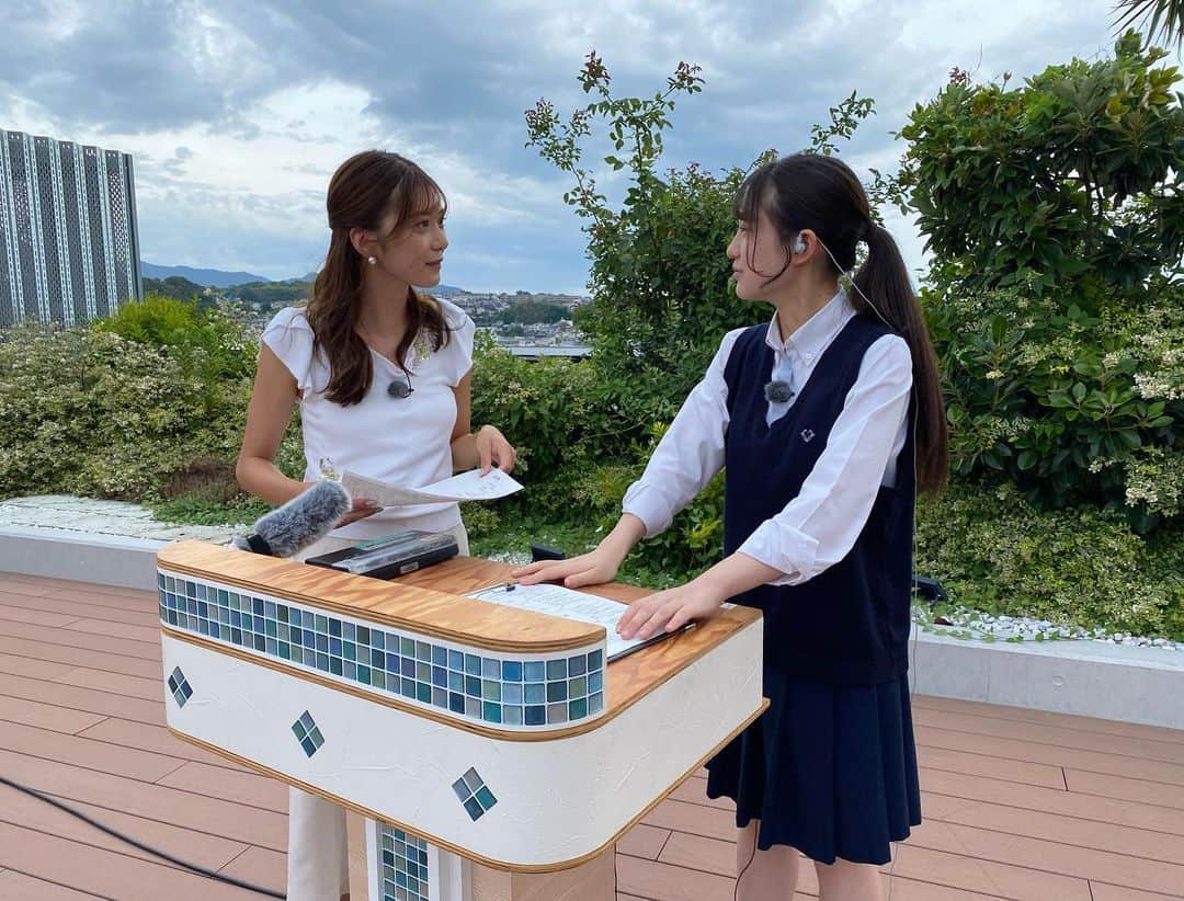 テレビ新広島さんのインスタグラム写真 - (テレビ新広島Instagram)「高校生がお天気キャスターに挑戦☀️  🍉夏休み特別企画🍉  8/7(月)～8/11(金)の5日間 『TSSライク！』では 広島県内の高校生が お天気キャスターに挑戦🎤  きょう8/9(水)は広島なぎさ高校2年生 放送部の木村心香さん✨  『TSSライク！』の 屋上天気を見てくれているそうで…  「いつも見ているところに 実際に立って読むことができて テンションがあがりました！」 とのこと✨  天気予報も明るくフレッシュに 伝えてもらいました😊  #広島なぎさ #広島なぎさ高校 #高校生 #放送部 #西山穂乃加 #にしやまほのか#西山穂乃加アナ #西山アナ #テレビ新広島 #tss #アナウンサー#女子」8月9日 19時42分 - tss_tv_official