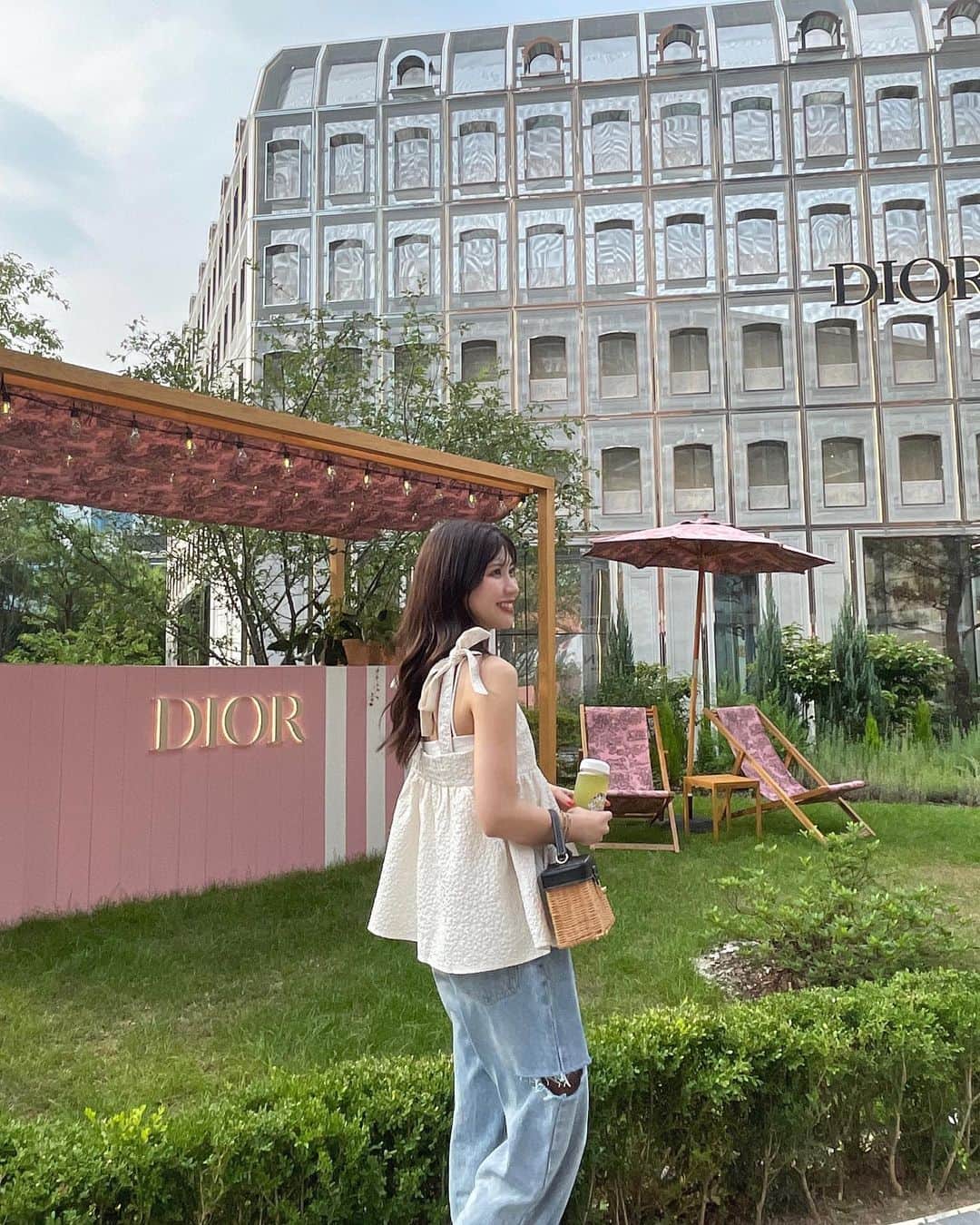 足立沙織さんのインスタグラム写真 - (足立沙織Instagram)「. @dior  建物そのものがアートだった🫧🫧  . #dior#diorkorea#diorseoul#koreantrip#seoultrip」8月9日 19時52分 - sao_ri_17