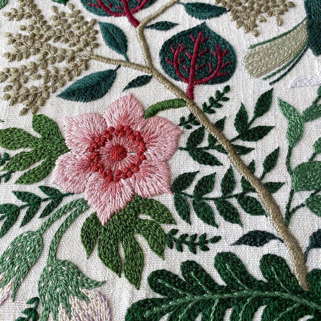 樋口愉美子のインスタグラム：「. botanical pattern🌵  #embroidery #stitching #flowerpattern #yumikohiguchi  #broderie #bordado #вышивка #자수 #needlework #linen #embroideryArt #pattern #leaf #handembroidery #handmade #breaktime #contemporaryembroidery #樋口愉美子 #刺繍 #刺しゅう #手芸 #手仕事」