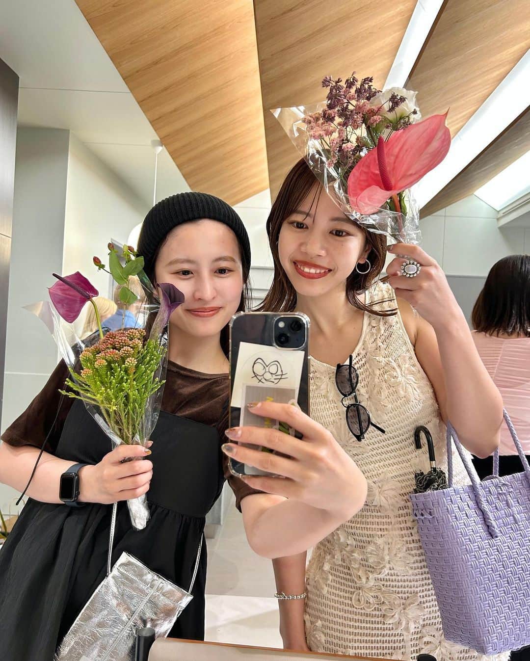 katomari. カトマリのインスタグラム：「この前のえぐちょとの休日ハイライト🪄  ランチしてとりあえず近況をわーーーと話して（笑）、 ボーナス出たので2人してお買い物〜💸 散財💸  LORENの新店舗、 @loren__ao の オープンレセプションパーティーに 招待いただいたのでお邪魔してきました🎊 江口のマネージャー気分でした😇笑  えぐちはずっとわたしよりだいぶ若いと思ってたけど 気づいたら2人ともいい歳で ここまで来たら同世代やなってなる場面増えた😂 いつでもモチベーションもマインドも同じ人🤝  帰省の貴重な時間を共にしてくれてありがとう🤝  着てるワンピは @ghospell です🤍  #夏コーデ #夏服コーデ #トレンドコーデ  #ミディアムボブ #ミディアムヘア #高身長コーデ #高身長女子 #骨格ナチュラル  #Kastane #カスタネ #30代コーデ #アラサーコーデ #ワンピースコーデ #白ワンピ #白ワンピース  #パーティーコーデ #お出かけコーデ」