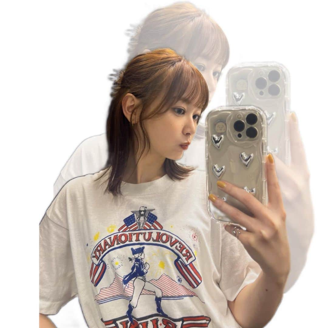 伊藤優衣のインスタグラム：「⁡ NYで買った古着のTシャツ。🇺🇸 私が産まれた年くらい昔のやーつ💭 ⁡ この写真のポイントは チラッと覗くコジコジです。✌🏻 ⁡ #ny #ニューヨーク #古着 #tシャツ #tシャツコーデ #コジコジ #コジコジ大好き #伊藤優衣」