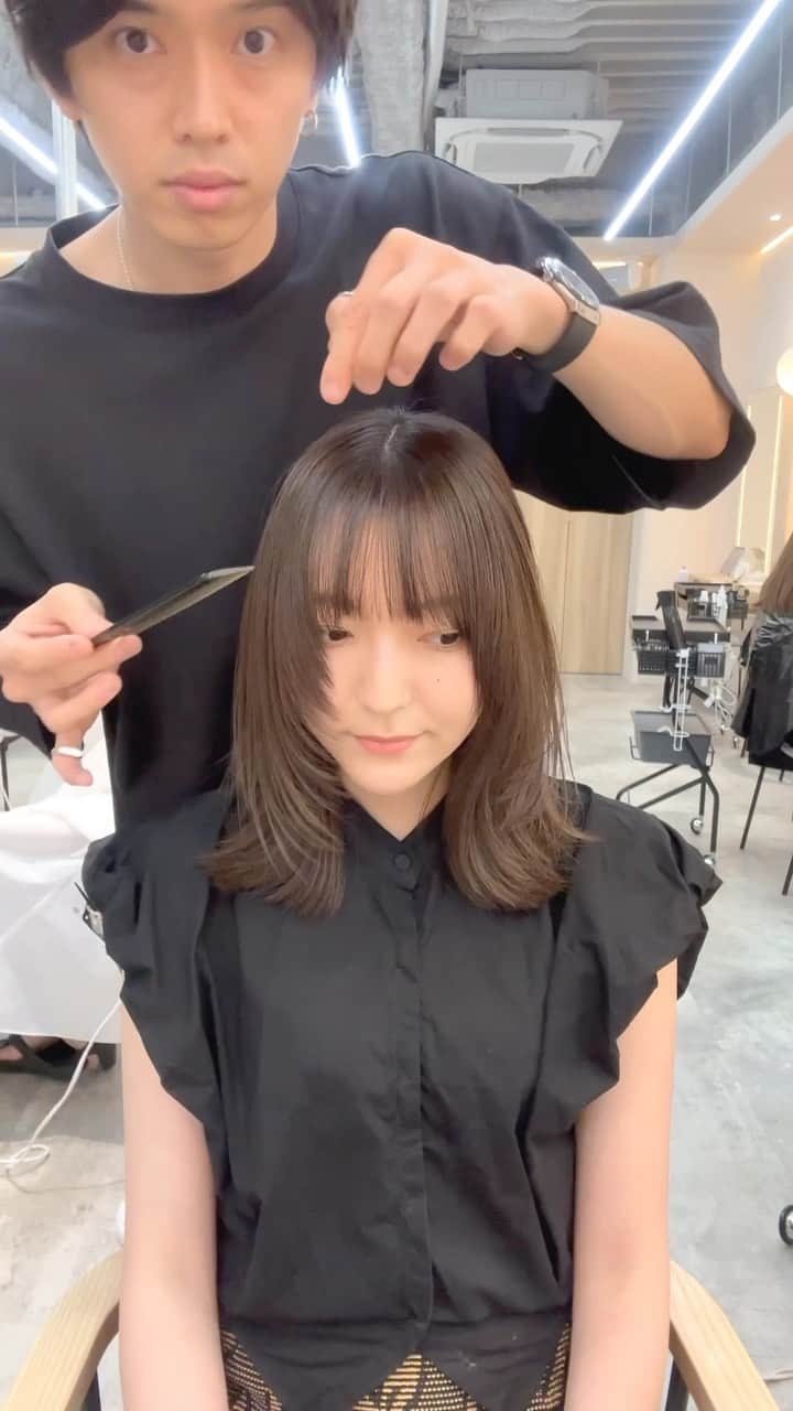 小西涼のインスタグラム：「お客様スタイル✂︎【顔まわりをデザインする】 顔まわりを包むレイヤーカット×シフォングレージュ ワンカールのスタイリング✂︎ 透明感・艶感の高いグレージュ✨ ． ばっさりありがとうございました😊✨  ． お客様一人ひとりに合わせたヘアスタイルを提案します💁‍♂️  どうぞよろしくお願い致します☺️ ． #ベージュ #オリーブ#オリーブベージュ  #レイヤーカット #レイヤー #」