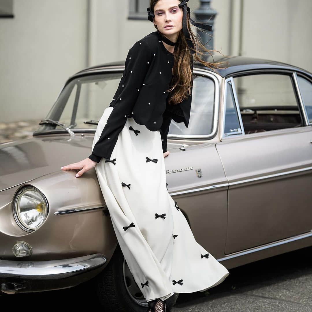 Tsuru by Mariko Oikawaのインスタグラム：「New skirt.  Aria ¥27,500（tax in）  小さなリボンがスカートの上に舞う、クラシカルでスウィートなアイテム。 フレアシルエットで揺れ動く様も素敵。 パールジャケットのCharlotteとのスタイリングもオススメ。 秋始めに軽やかに彩るスカートでムードを高めて。  #tsuru #tsurubymarikooikawa #2023autumn #2023aw」