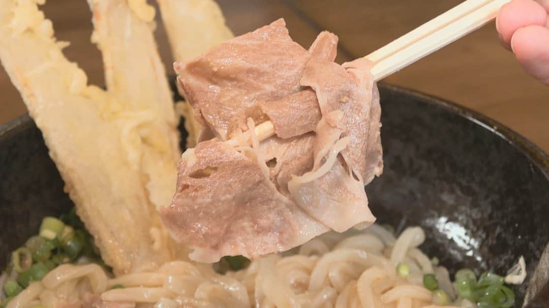 テレビ西日本「ももち浜ストア」さんのインスタグラム写真 - (テレビ西日本「ももち浜ストア」Instagram)「🍽📺 #今日のももち浜ストア   8/9(水)『うどんMAP』では、 アキラくん ( @akira_okazawa )が #大任町 の 「麺チャンピオン」 と #大野城市 の 「かつ丼 庵」を訪問😋✨ 　 🌟 #ももち浜ストアの筑豊エリアPICKUP 🌟 #ももち浜ストアの大野城エリアPICKUP 🥢 #ももち浜ストアのうどん特集 　 　 ✡ 麺チャンピオン【田川郡大任町今任原】 豊前裏打会に所属するお店でオープンと同時に お客様が続々と訪れる人気店   🥢 #豚しゃぶごぼうぶっかけ[冷] 930円(税込み) ☑️ やわらかもちっと食感の自家製熟成麺 ☑️ ごまの風味と豚肉のうまみが絶妙にマッチ！ ☑️ 厚めにカットされたごぼうは冷たいうどんと相性抜群   ≪大将イチオシうどん≫ 🥢 #明太海鮮ぶっかけ[温] 990円(税込み) ☑️ 「ふくのや」の明太子、エビ、イカ、ホタテと具だくさんの一杯   　   ✡ かつ丼 庵（いおり）【大野城市雑餉隈町】 同じ場所で営まれていた40年続いた「だんご庵」の味や メニューを引き継ぎ、リニューアルしたお店   🥢 #肉うどん 690円(税込み) #えび天トッピング 300円(税込み) #カツ丼 900円(税込み) ☑️ 羅臼昆布／カツオぶし／鯖削りを使用したダシ ☑️ 「甘ければ甘いほどいい」という先代からのお肉の味付けを継承 　 　 次回は『 #粕屋町 』からスタート予定！ 果たしてどんなうどんが登場するのか⁉️おたのしみに👀 　   📺「うどんの人」 #岡澤アキラ( @akira_okazawa )が 福岡県内のうどん店を巡る「うどんMAP」は、 ももち浜ストア内で"毎週水曜日"に放送中！！ “ #うどん愛 ”あふれる 食べっぷりにも注目です😋   ※掲載の情報は全て放送時点での情報です。提供内容や金額が 変更となっている可能性がございますのでご了承ください。   ＝＝＝＝＝＝＝＝＝ [ももち浜ストア] ▪︎TNC テレビ西日本 ▪︎毎週月-金 9:50〜 『LIVE　福岡』を合言葉に、福岡の旬な出来事を #ももち浜 から さらに早く、より楽しく、わかりやすくお届けします！ ＝＝＝＝＝＝＝＝＝   #ももち浜ストア　#岡澤アキラ　 #福岡うどん #博多うどん  #田川うどん #福岡グルメ #福岡ランチ #麺チャンピオン #ぶっかけうどん #大任町グルメ #大任町ランチ #大任町うどん #かつ丼庵 #だんご庵 #大野城グルメ #大野城ランチ」8月9日 19時50分 - momochihamastore8